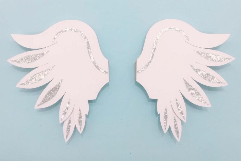 Gotowe skrzydła anioła z kartonu pomalowane na biało