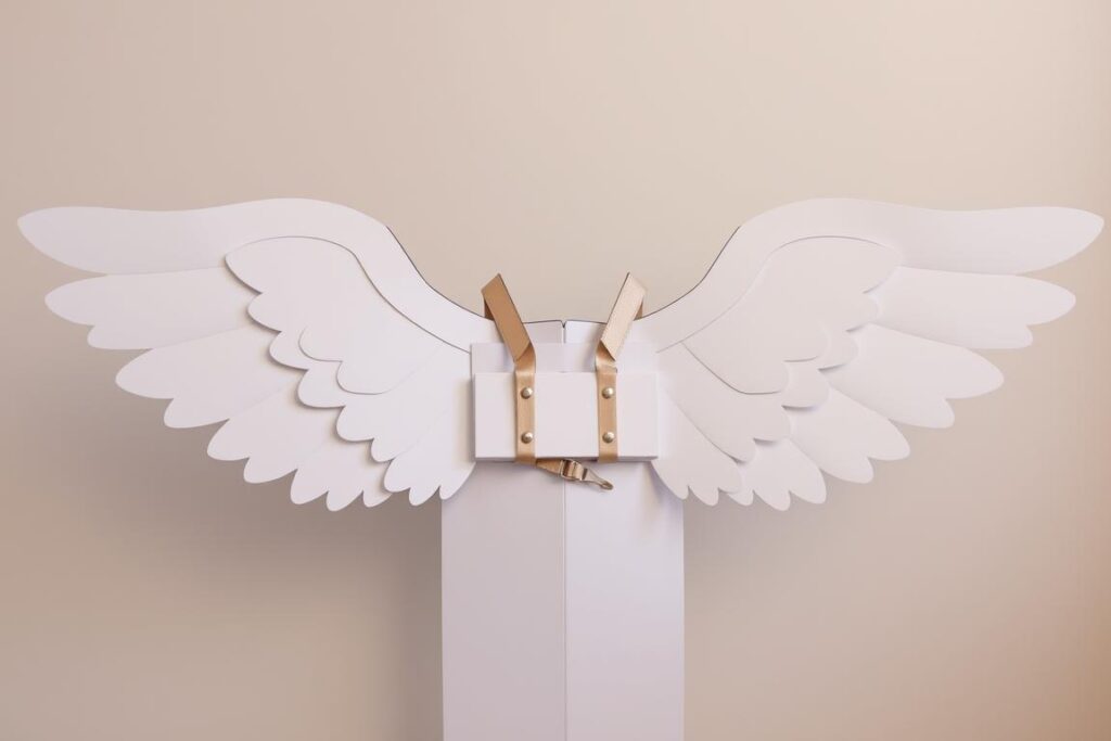 Gotowe skrzydła anioła z kartonu z mocowaniem na plecy