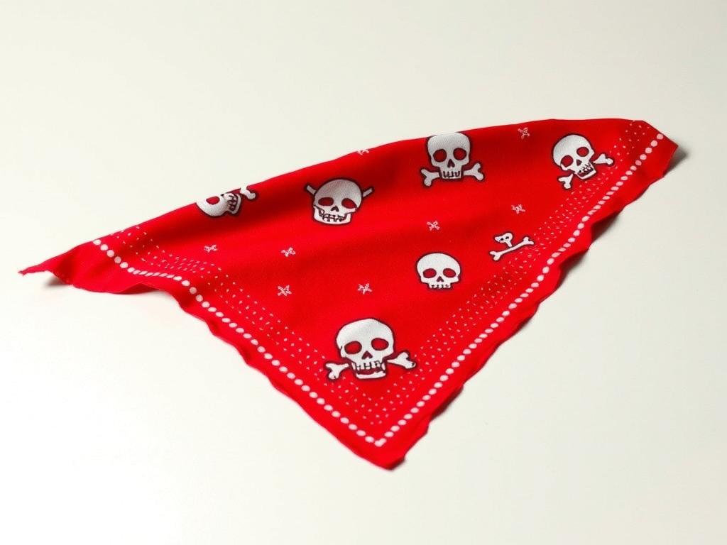 Czerwona chusta piracka z namalowanymi symbolami pirackimi